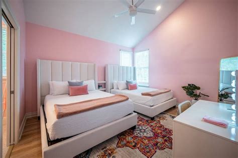 5 Bright Pink Airbnbs in the US
