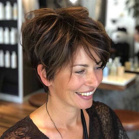 28 Dynamische Stufige Schnitte für Mittellanges Haar in 2026