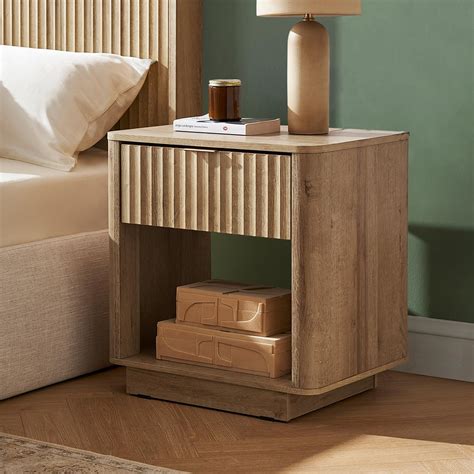 Bedside Table Styling Ideas for a Cozy and Inviting Bedroom Ambiance ...