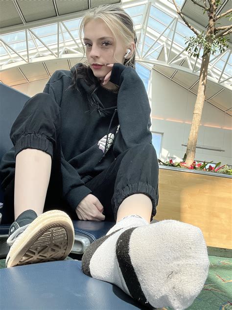 Can I put my smelly socks on your face? 😏 : r/usedsocks