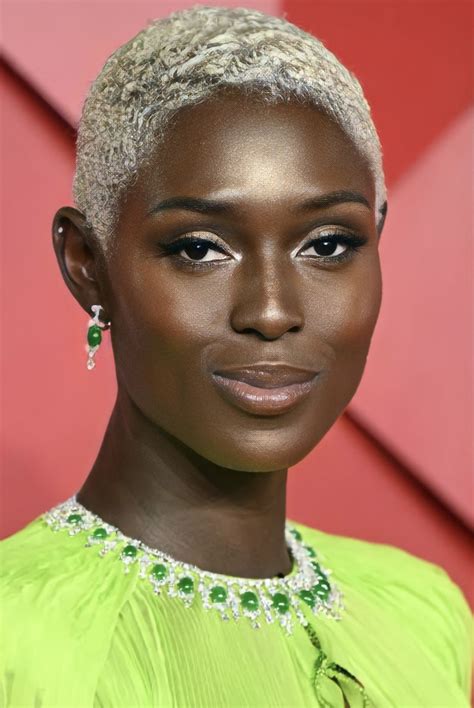 Pin by gera dieben on grijze haren | Short platinum blonde hair ...