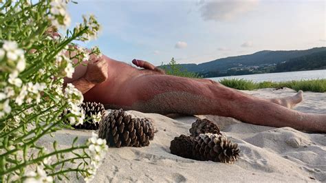 Beach boner, sunbathing : r/BonersInPublic