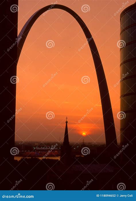 Sunrise in St. Louis, MO editorial photography. Image of steel - 118094652