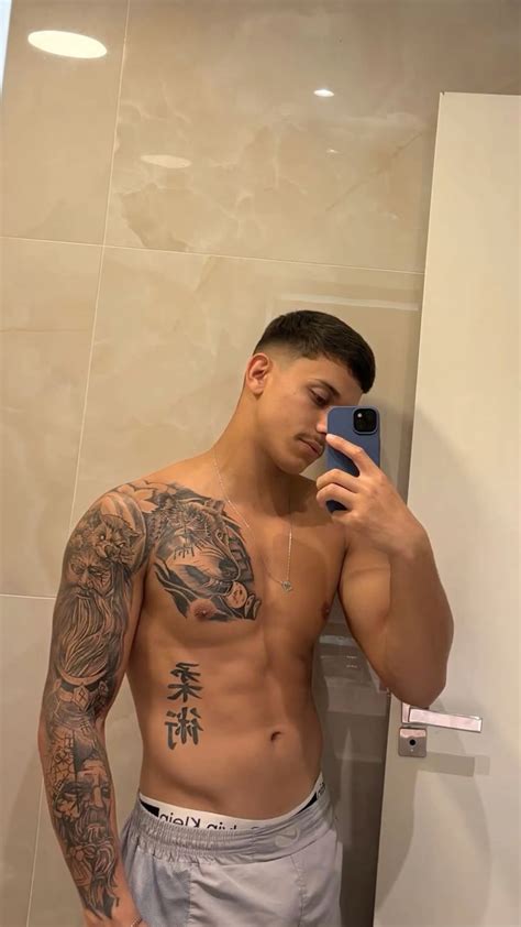 Pin de Zonjamarie Ballesterous em fine. point blank. period | Homens tatuados, Fotos de cabelo ...