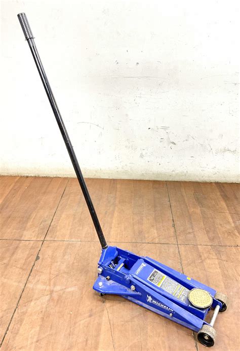 Lot - Michelin Speedy Lift Hydraulic Floor Jack