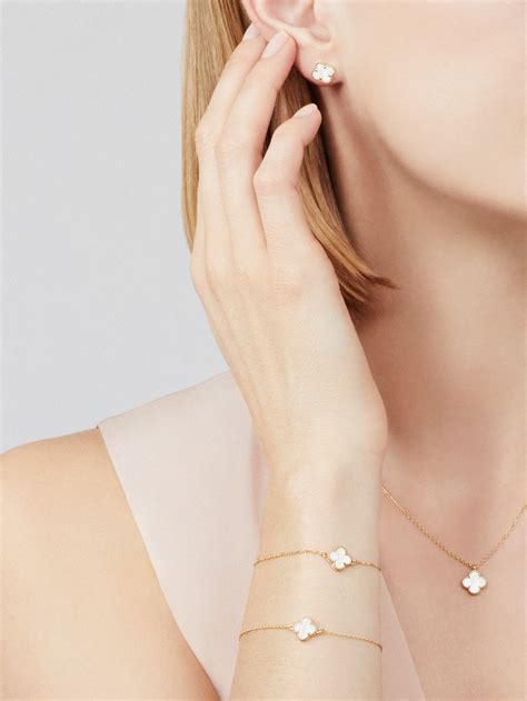 Sweet Alhambra pendant 18K yellow gold, Mother-of-pearl - Van Cleef ...