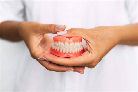Full and Partial Denture Care: How to Whiten Dentures