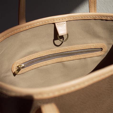 Beginner here, how to make a gap between two layers of leather like in the picture? : r/Leathercraft
