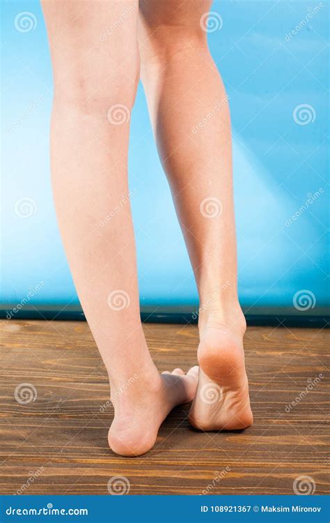 Top of feet itch at night - stormbanana