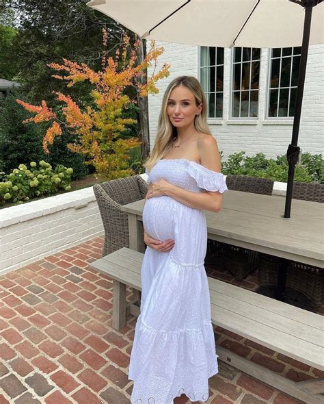 Pregnant Lauren Lane : r/PregCelebs