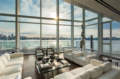 Luxurious Apartment Overlooking the Hudson River in Manhattan