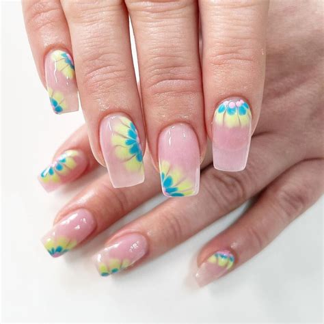 Blooming gel, i segreti di una nail art romantica e colorata