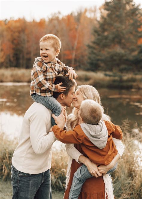 family of four pose inspo | fall photos | Fall photoshoot family ...