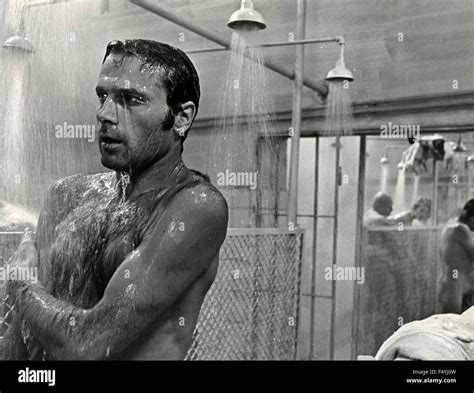 Dave Franco A Torso Nudo