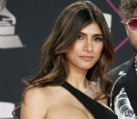 Mia Khalifa desbordó sus encantos en bikini de triangulitos de la marca ...