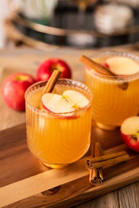 The BEST Apple Cider Bourbon Cocktail - Desserts & Drinks