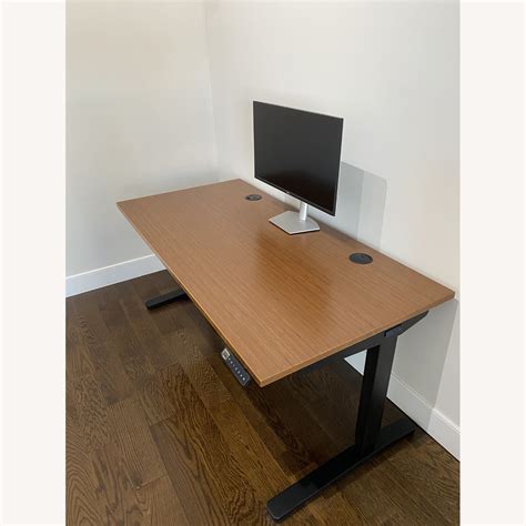 UPLIFT V2 Standing Desk - AptDeco
