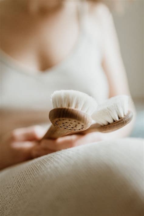 Facial Dry Brushing – Sérénité by Sakina Di Pace