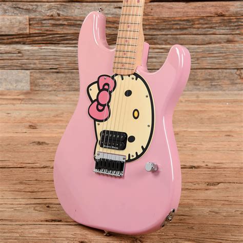 Squier Hello Kitty Stratocaster Pink 2006 – Chicago Music Exchange