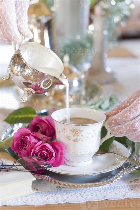 té descanso en Inglés estilo, hembra manos en blanco cordón guantes ...