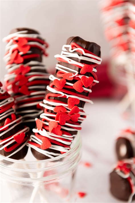 Valentine's Day Marshmallow Pops - Artful Homemaking