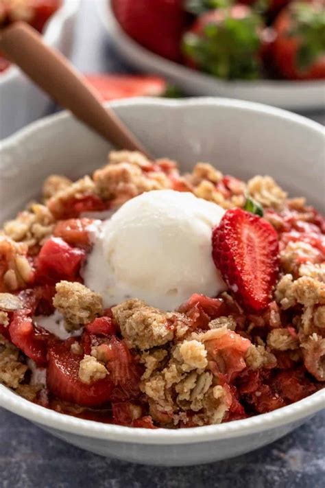 The Best Easy Rhubarb Strawberry Crisp - The Yummy Bowl