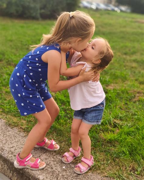 Best 10 adorable sisters kissing each other – Artofit