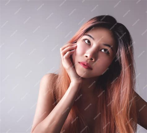 Обнаженная азиатка с портретом красоты кожи выглядит несчастной и ...