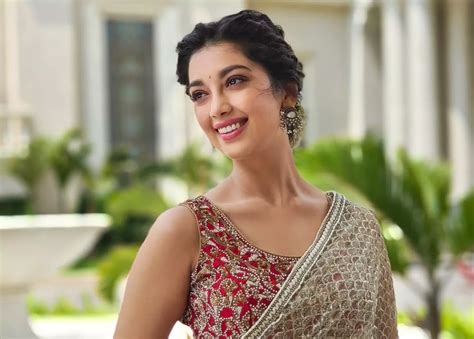 What is Saree Blouse? Trending Blouse Designs 2023 - Sareeing.com