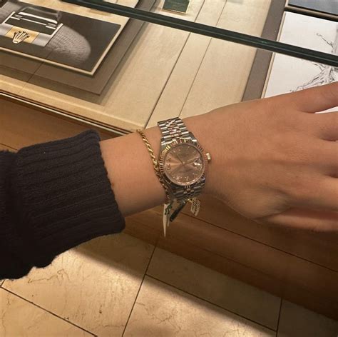 26mm, 28mm, or 31mm on a 5.75" woman's wrist? : r/rolex
