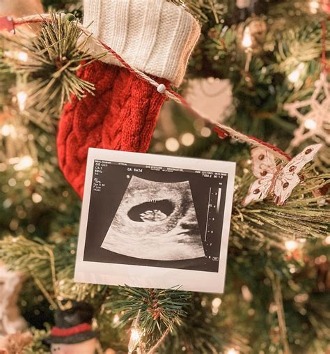 29+ *Gorgeous* Christmas Pregnancy Announcement Ideas (2023)
