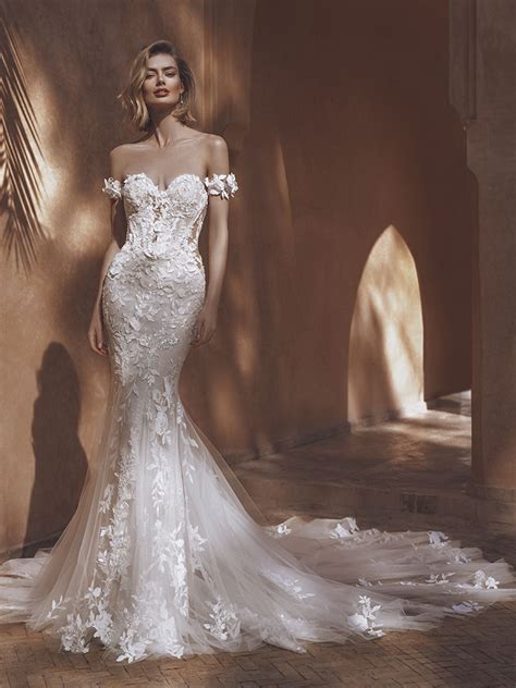 Pin by Aylin Roland on Wedding Likes | Enzoani wedding dresses, Wedding dress styles, Dream ...