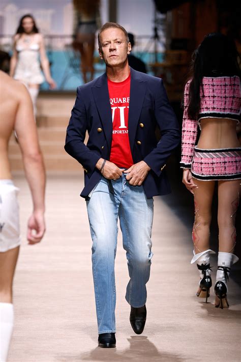 Rocco Siffredi sfila a Milano (ma non sfila i jeans)