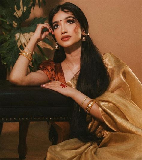 Pin by 𝐒å𝐲𝐚𝐧𝐭ï𝐤å🌷 on Instagram highlight icons | Indian photoshoot, Photography poses women ...