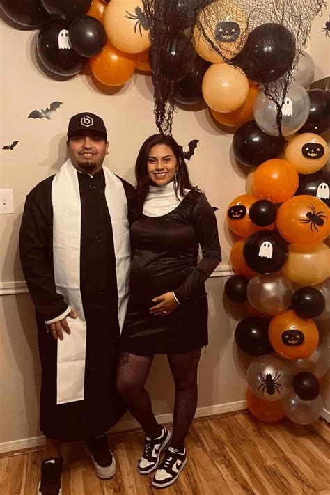 40 Halloween Costumes for Expecting Couples That Highlight the Bump in ...