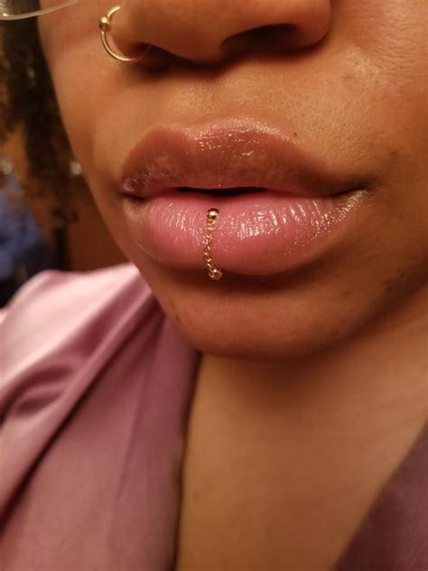 Vertical Labret Piercing Ring Zia | A Little Kiss Of Gold For