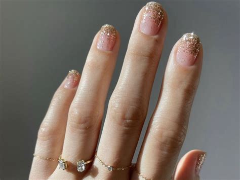 17 Short New Year's Eve Nail Ideas We're Loving