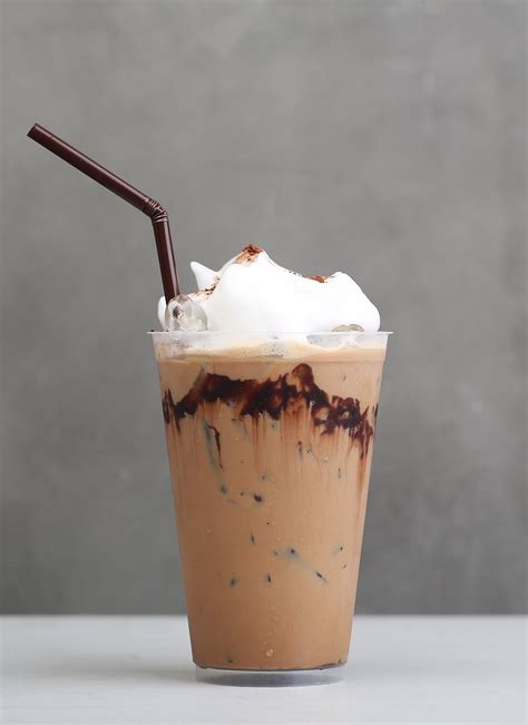 Iced White Chocolate Mocha Recipe - HowdyKitchen