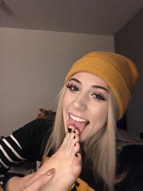 taste my toes ;) : r/VerifiedFeet