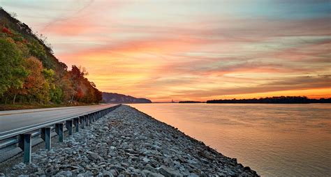 Explore the Wonders of the Great River Road | Group Tours in Illinois