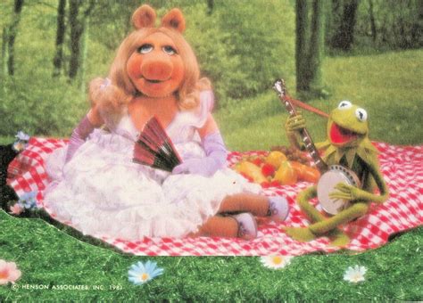Postcard Muppets-Miss Piggy-Kermit Frog-Picnic Serenade-Henson Asso ...