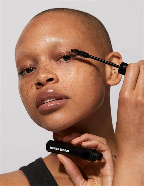 How to Apply Mascara to Enhance Your Natural Beauty - Jones Road
