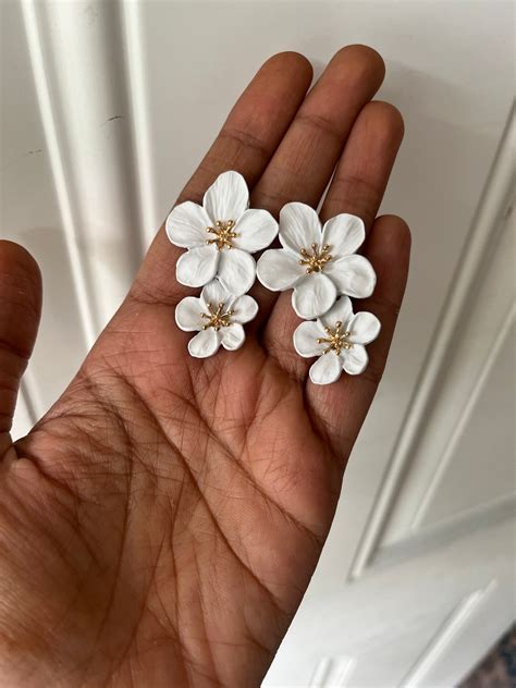 White Flower Earrings , White Feathered Earrings , Snow White Earrings ...