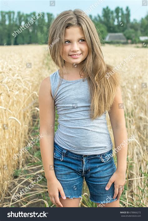 Sexy Little Girl Long Hair Posing 스톡 사진 678866272 | Shutterstock