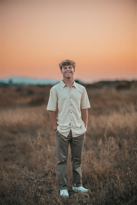 Senior pic ideas for guys – Artofit