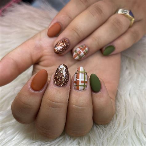 Plaid fall nails | Fall gel nails, Thanksgiving nails, Plaid nails