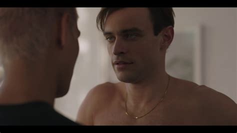 ausCAPS: Thomas Doherty nude in Gossip Girl (2022) 2-05 "Games, Trains And Automobiles"