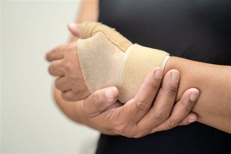 Identifying and managing De Quervain's Tenosynovitis | Work Healthy ...