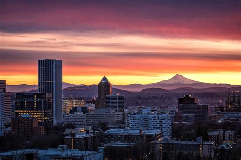 A colorful sunrise in Portland, Oregon [oc][2048x1365] : r/Portland