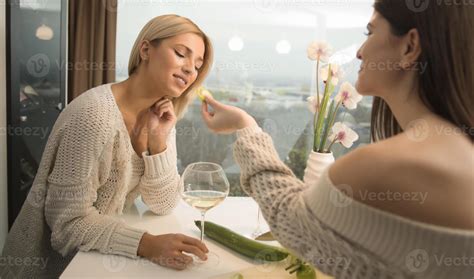 una joven pareja de lesbianas sexy disfrutando de momentos íntimos en ...